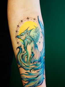 花臂一只孤独的彩色狐狸纹身图案