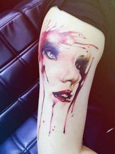 手臂一枚水彩欧美女性肖像纹身图案