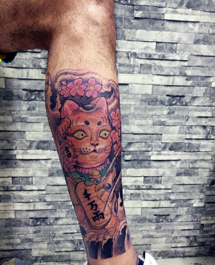 点击大图看下一张：包小腿彩色招财猫纹身图案