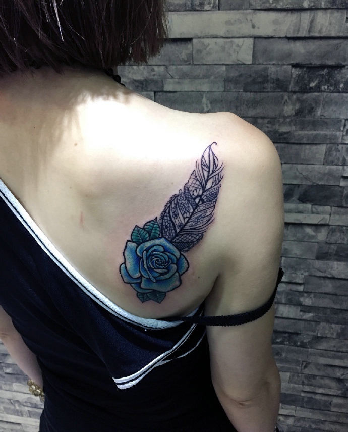 点击大图看下一张：适合女生的玫瑰与羽毛结合纹身刺青