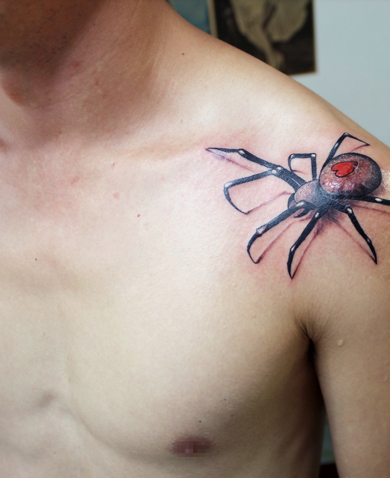 点击大图看下一张：香肩上的一只3d蜘蛛纹身图案