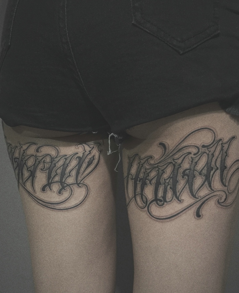 点击大图看下一张：双腿部个性花体英文纹身图案