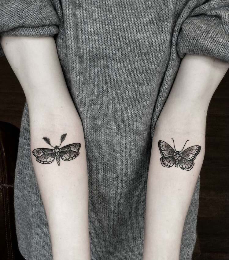 点击大图看下一张：双手臂好看的两只蝴蝶纹身图案