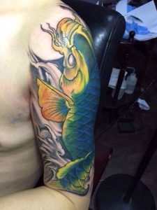 大臂抢眼的彩色鲤鱼纹身图案