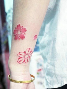 手臂小清新花瓣纹身图案很鲜艳