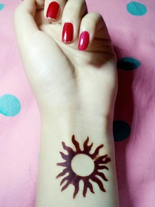 手腕个性简单的小太阳纹身图案