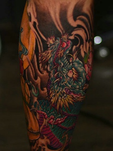 包小腿精彩丰富的彩色邪龙纹身图案
