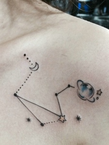 一款锁骨下的点状几何图案纹身刺青