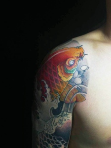 大臂青春具有活力的红鲤鱼纹身图案