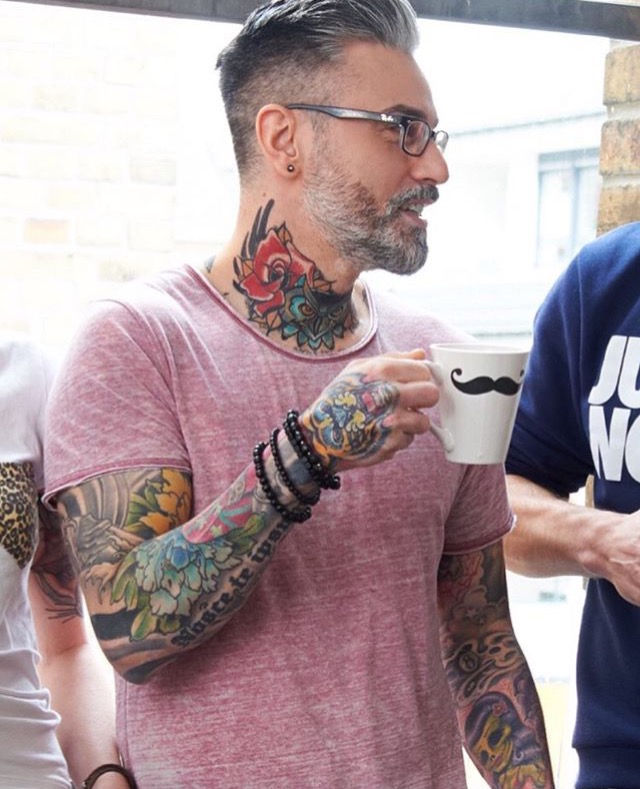 点击大图看下一张：型男展示他的满身纹身刺青十分帅气