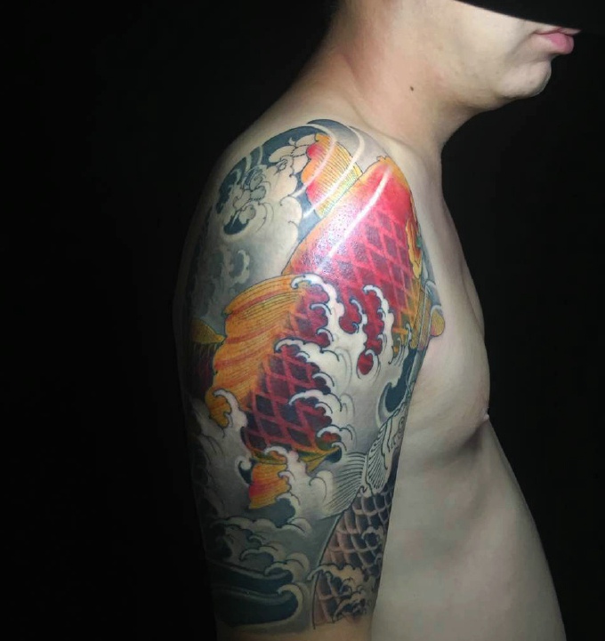 点击大图看下一张：大臂青春具有活力的红鲤鱼纹身图案