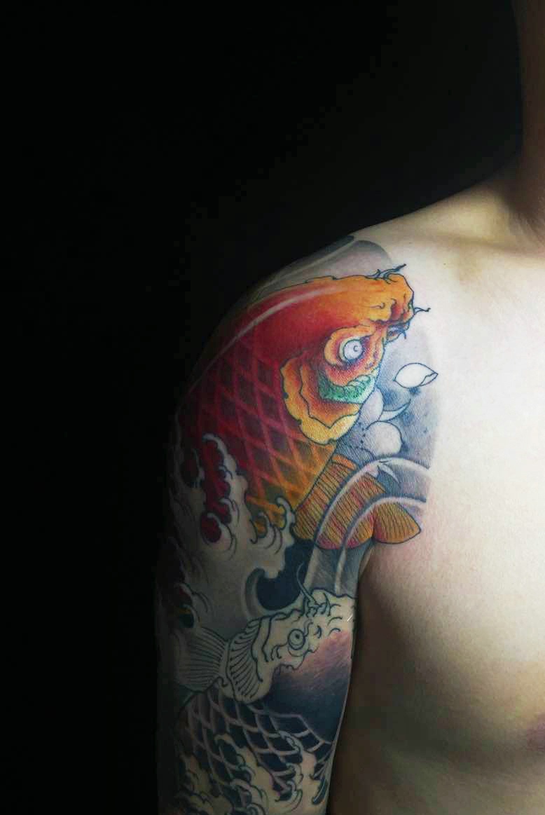 点击大图看下一张：大臂青春具有活力的红鲤鱼纹身图案