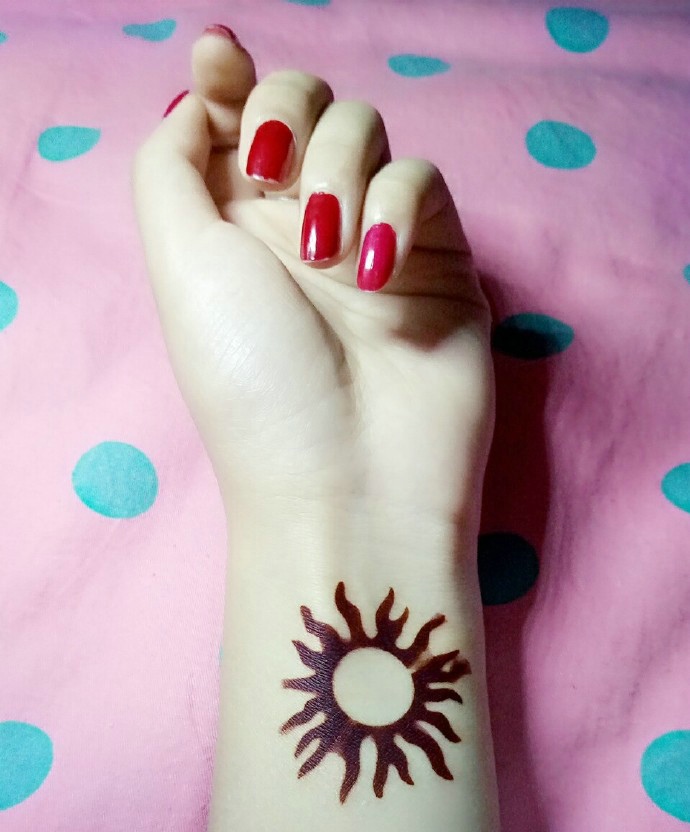 点击大图看下一张：手腕个性简单的小太阳纹身图案