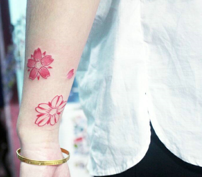 点击大图看下一张：手臂小清新花瓣纹身图案很鲜艳