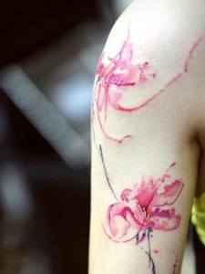 个性女孩手臂水彩花朵纹身图案
