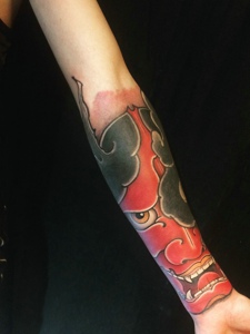 手臂下方的日式彩色红般若纹身图案