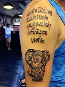 手臂泰国刺符与肖像纹身图案