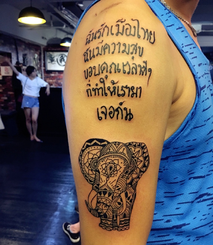 点击大图看下一张：手臂泰国刺符与肖像纹身图案