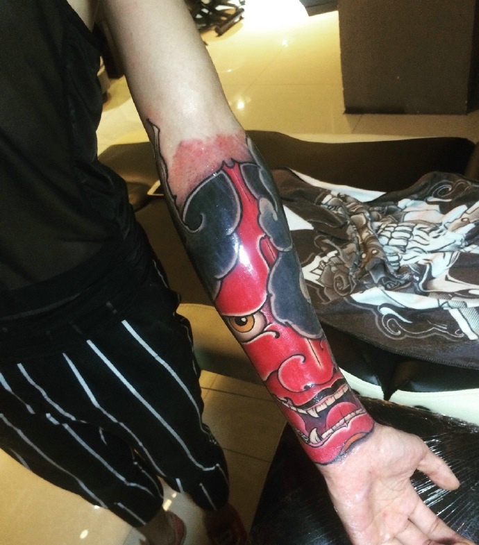 点击大图看下一张：手臂下方的日式彩色红般若纹身图案