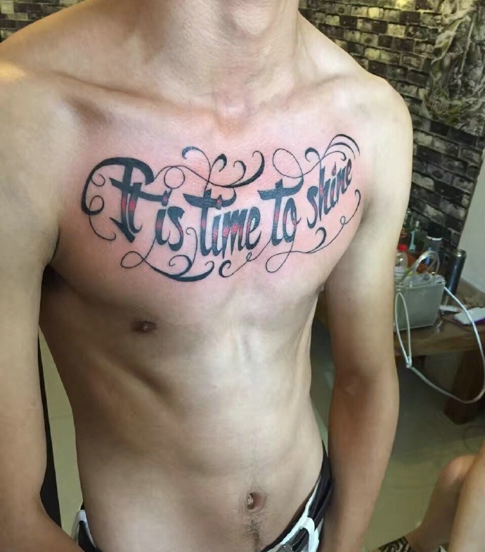 点击大图看下一张：男士胸前有弧度的花体英文纹身刺青