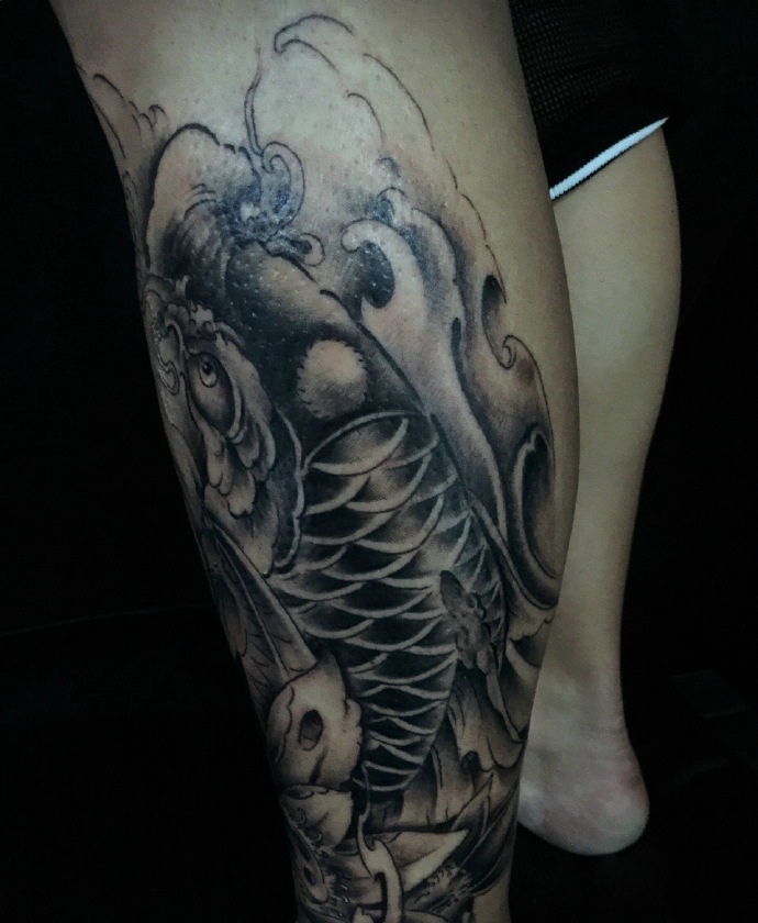 点击大图看下一张：包小腿黑白鲤鱼纹身图案活力十足