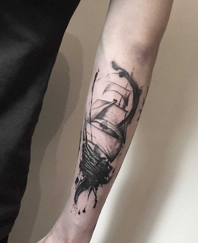 点击大图看下一张：手臂水墨帆船纹身图案很低调