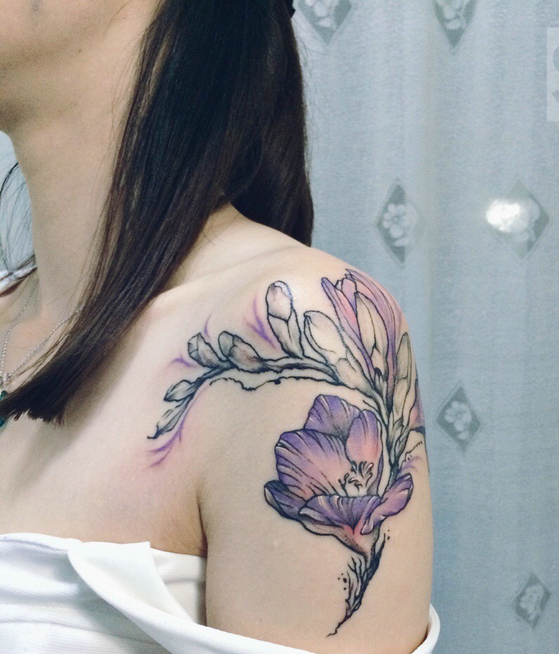 点击大图看下一张：女生香肩下的美丽兰花纹身图案