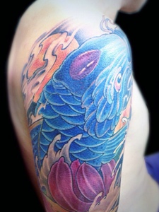 大臂精神抖爽的蓝鲤鱼纹身图案