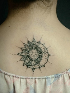 女生后背个性有创意的日月纹身图案