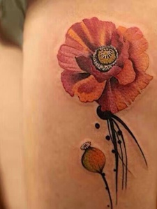 落在大腿处的美丽花朵纹身刺青
