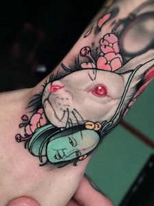 手背一只可爱动人的小兔子纹身图案