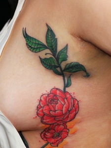 侧腰上方的红玫瑰纹身刺青很性感