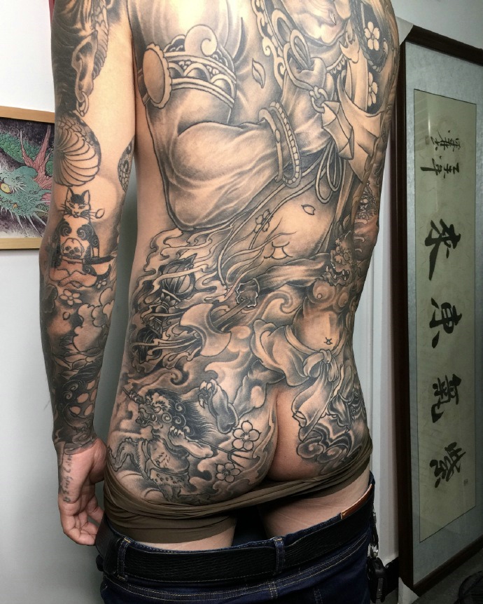 点击大图看下一张：个性疯狂的满背传统图腾纹身刺青