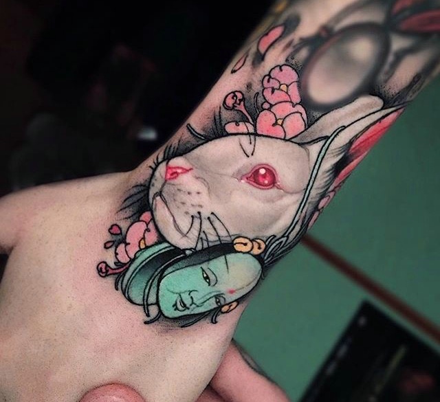 点击大图看下一张：手背一只可爱动人的小兔子纹身图案