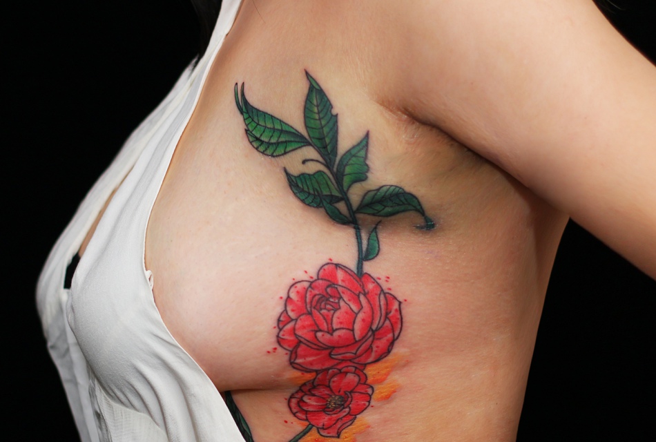 点击大图看下一张：侧腰上方的红玫瑰纹身刺青很性感