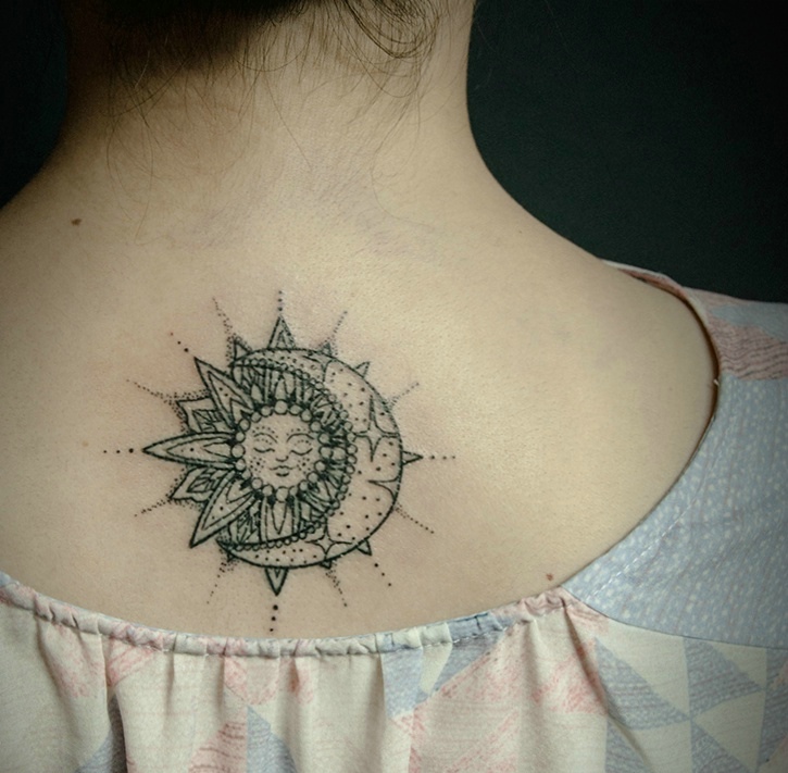 点击大图看下一张：女生后背个性有创意的日月纹身图案
