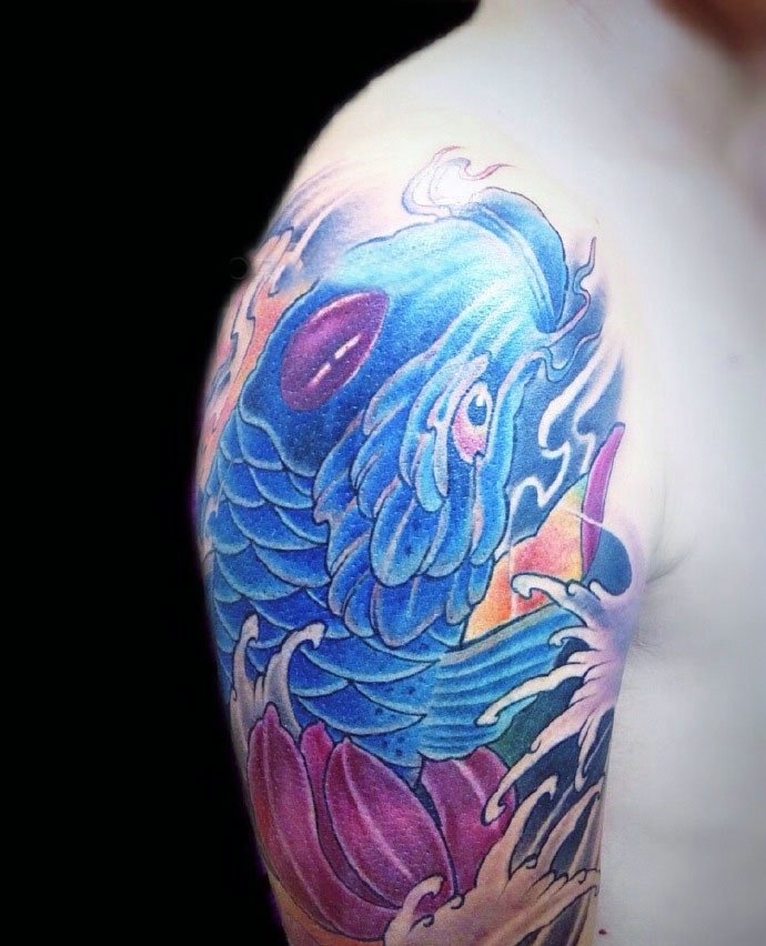 点击大图看下一张：大臂精神抖爽的蓝鲤鱼纹身图案