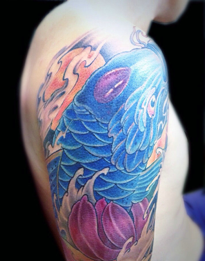 点击大图看下一张：大臂精神抖爽的蓝鲤鱼纹身图案