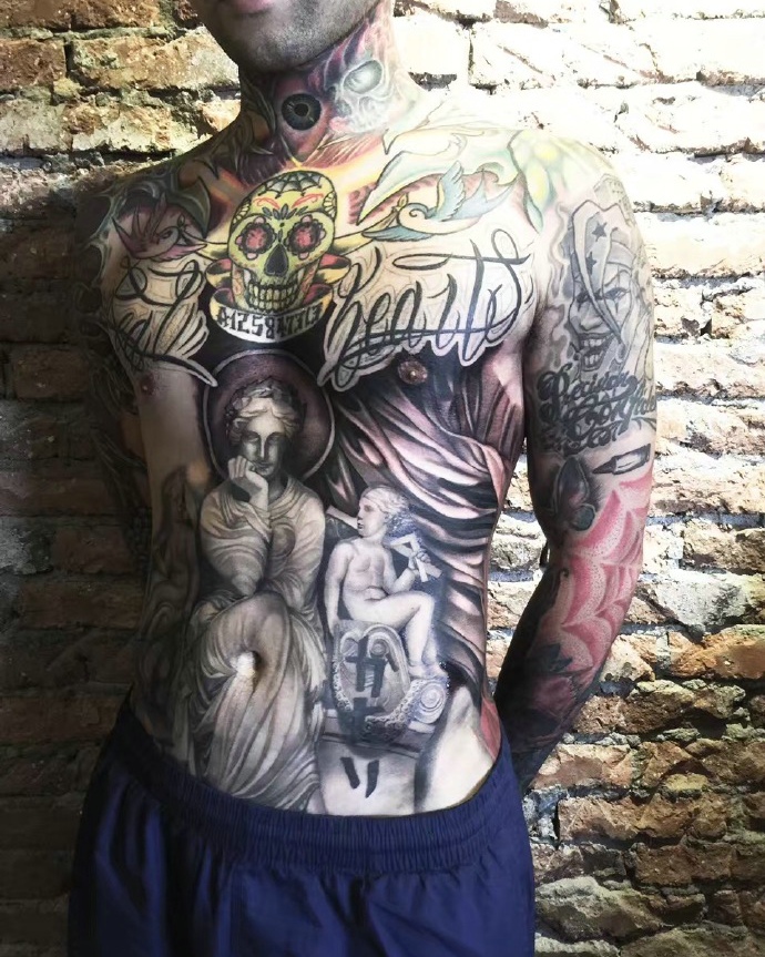 点击大图看下一张：个性男生胸前眼花缭乱的图腾纹身刺青