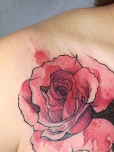 锁骨处的性感红玫瑰纹身刺青很夺眼