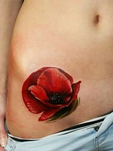 腰部上盛开鲜艳的大红花朵纹身刺青