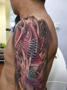 大臂传统有型的红鲤鱼纹身图案