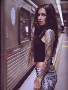 地铁里的欧美女性花臂纹身刺青
