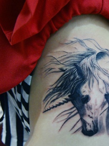 臀部上的一匹骏马头像纹身图案