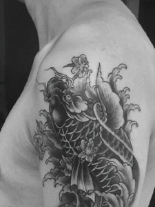 大臂老传统黑白鲤鱼纹身图案