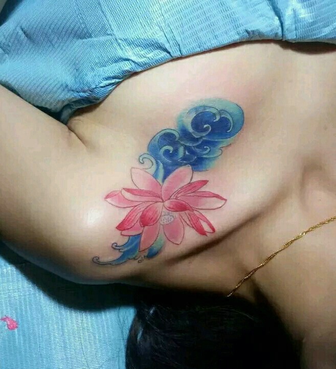 点击大图看下一张：女生锁骨上的双色花朵纹身刺青很性感