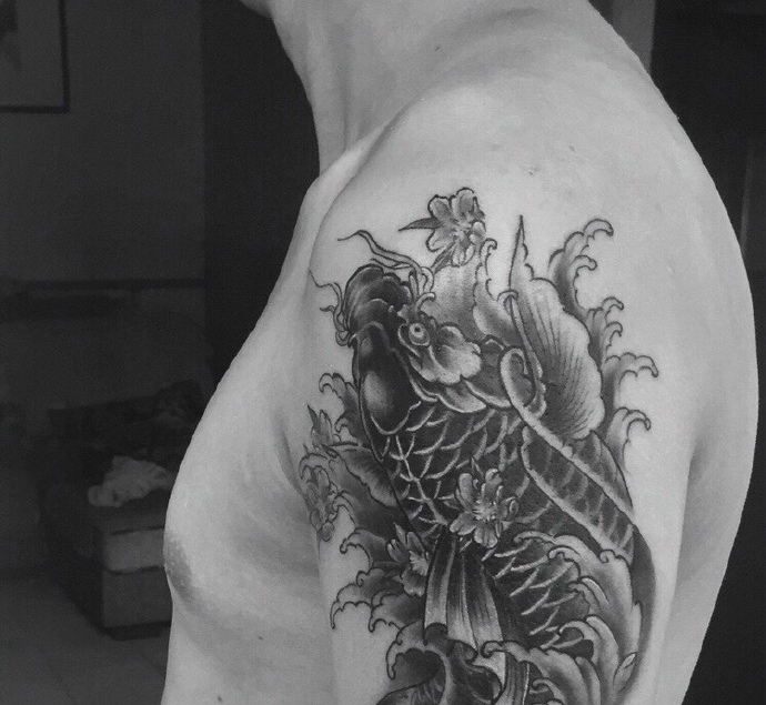 点击大图看下一张：大臂老传统黑白鲤鱼纹身图案