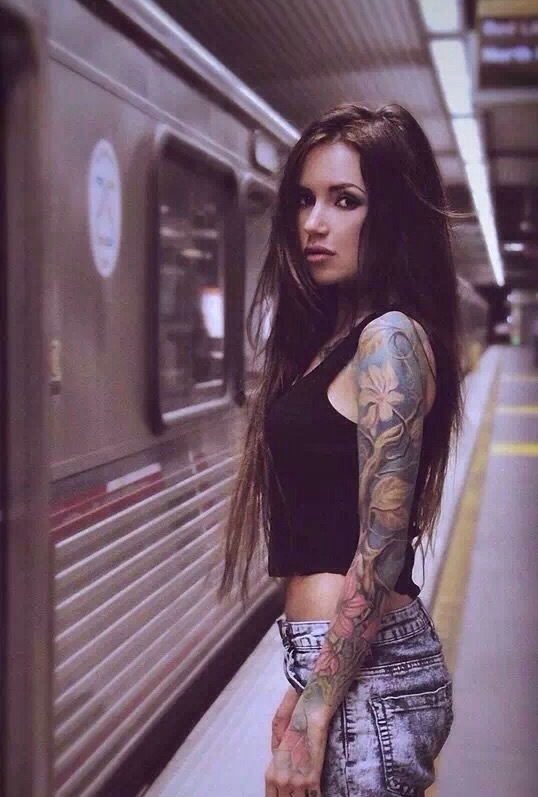 点击大图看下一张：地铁里的欧美女性花臂纹身刺青