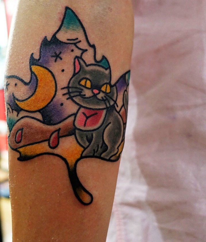 点击大图看下一张：枫叶中的小花猫纹身图案很有个性