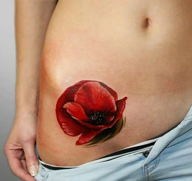 点击大图看下一张：腰部上盛开鲜艳的大红花朵纹身刺青